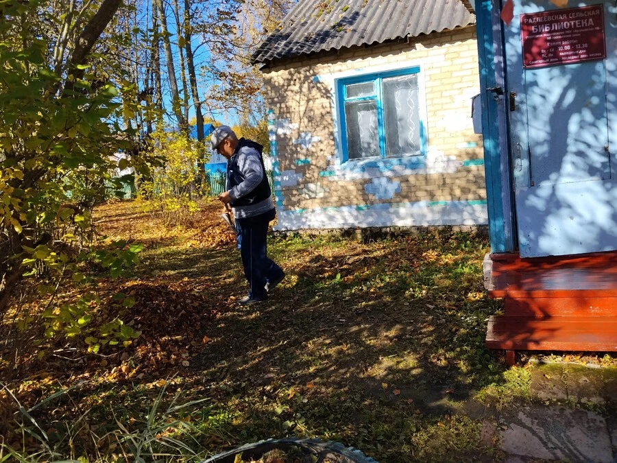 📸 Встречаем осень с чистотой: субботник в Рахлеевской библиотеки​