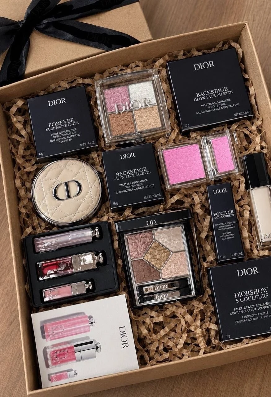 Подарочный набор Dior — много косметики в одной красивой подарочной коробке.