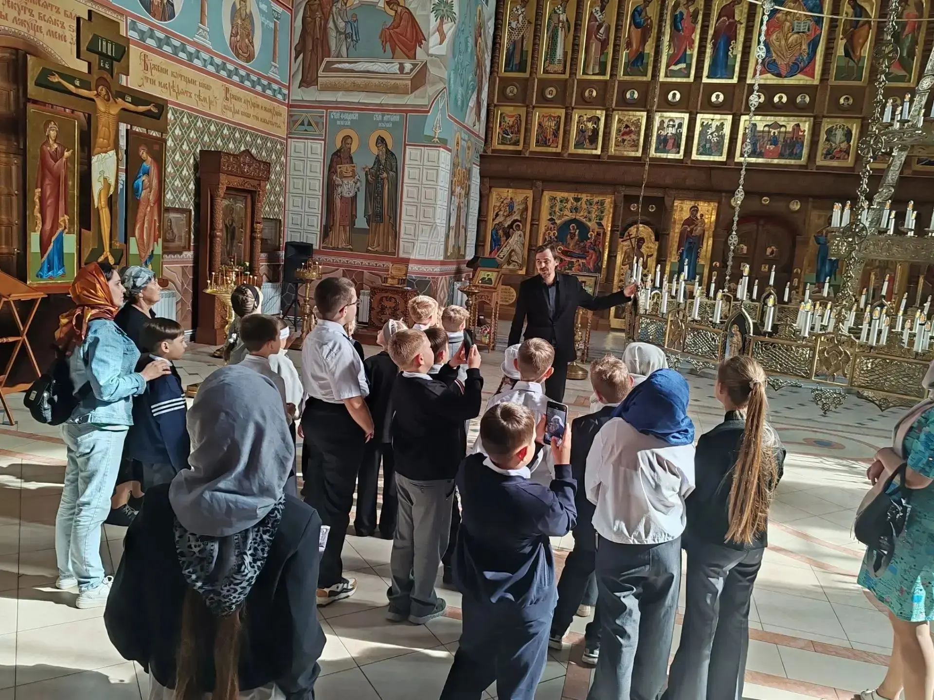 Учащиеся 4А и 4Б классов вместе с родителями побывали на экскурсии в Свято- Троицком ка...