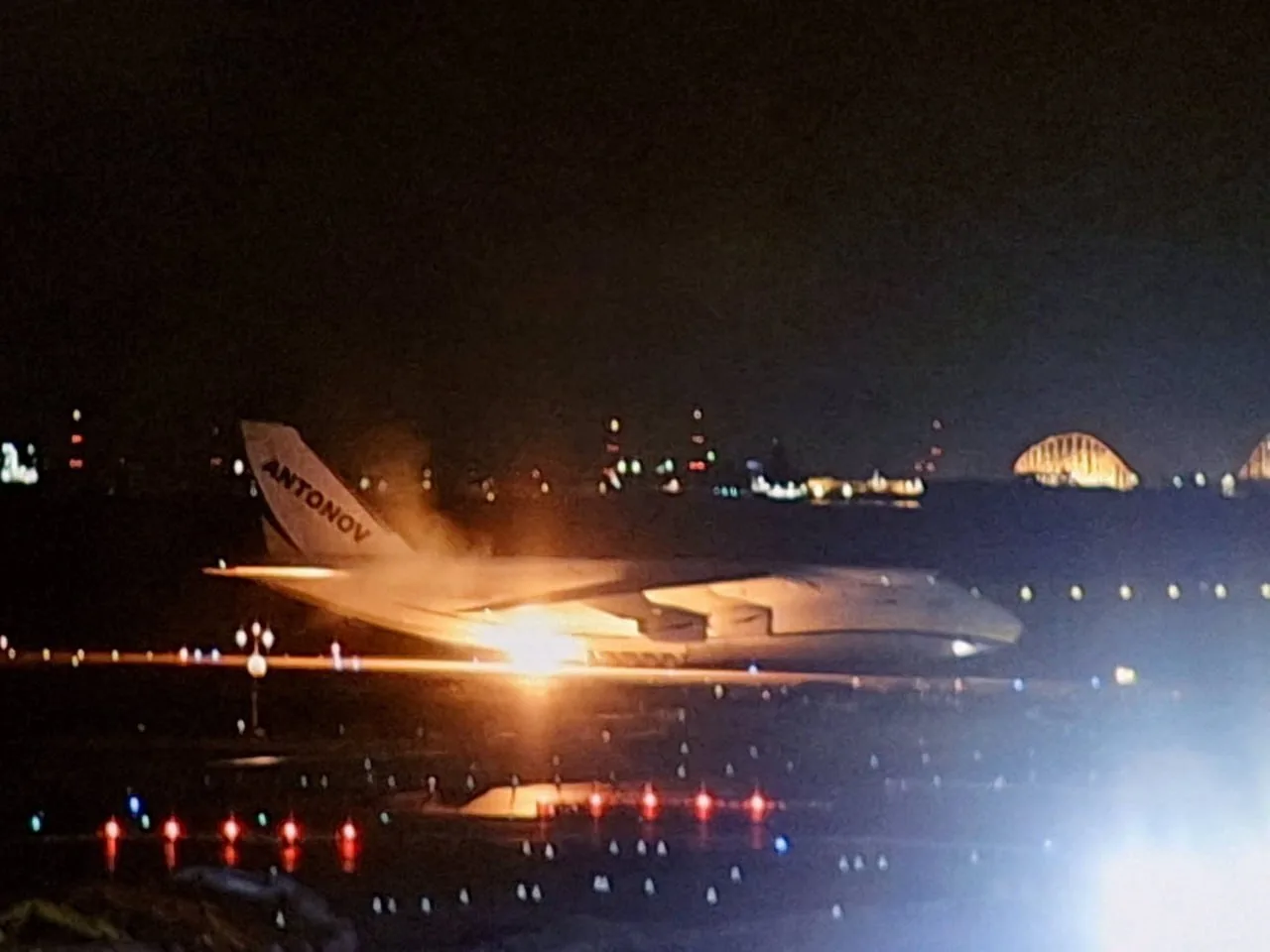 Украинский грузовой самолёт Ан-124 «Руслан» загорелся при посадке в Японии