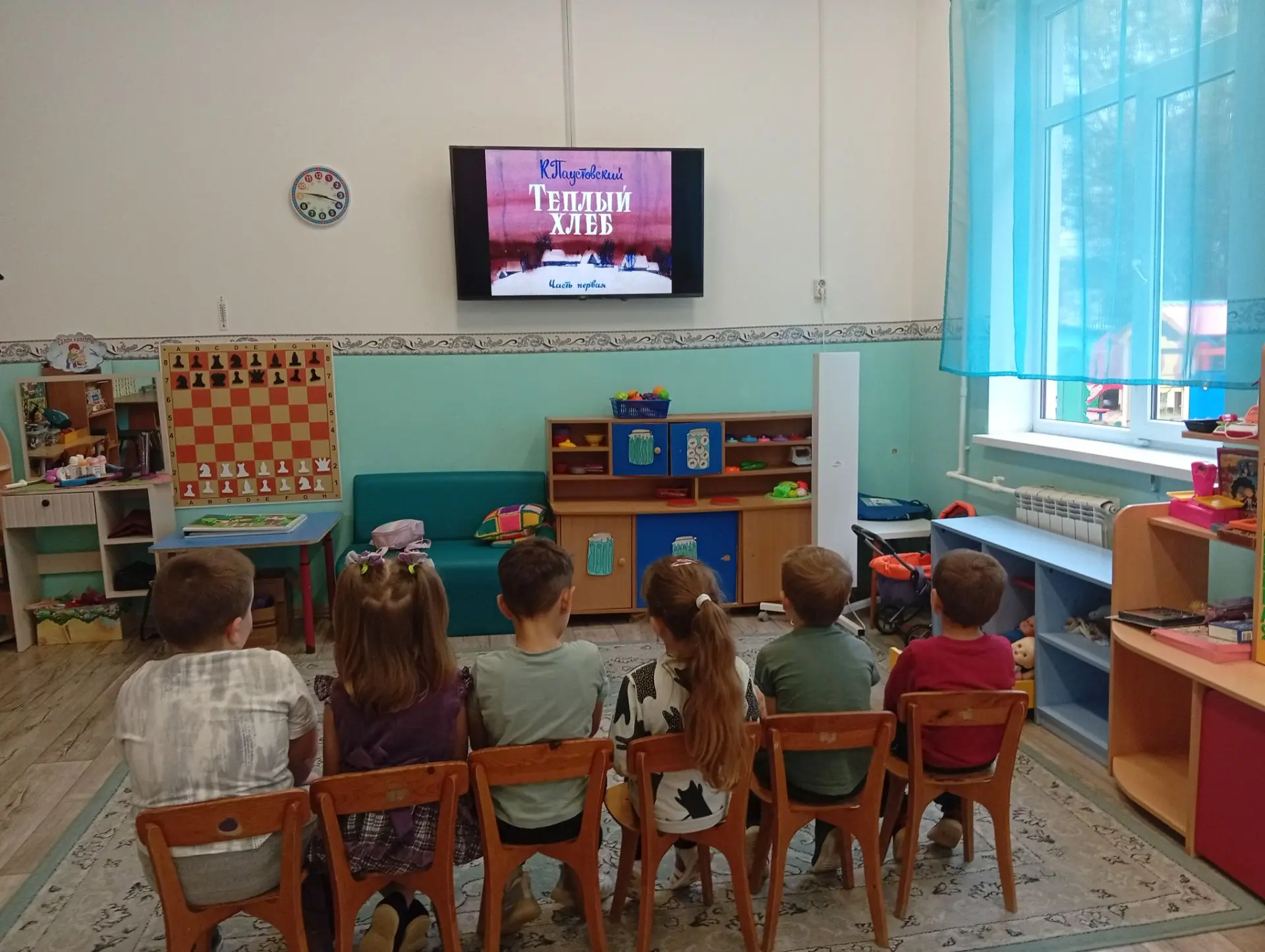 Сегодня дети прослушали произведение К.Паустовского "Теплый хлеб"