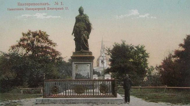 8 октября 1846 года на Соборной площади Екатеринослава (Днепропетровск) установлен памя...