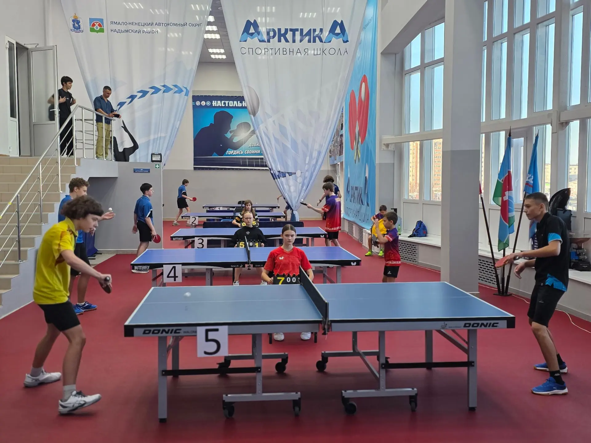 🏓 Ракетки в унтер-ударе: в Надыме прошли соревнования по настольному теннису ко Дню отца!