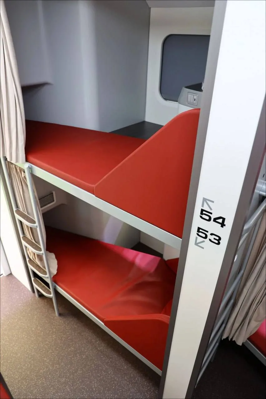 🚂 В поездах РЖД к 2028 году планируют запустить индивидуальные спальные капсулы.