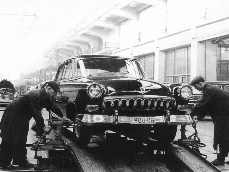 Горький, 10 октября 1956 года. С конвейера сходят первые ГАЗ-21 "Волга" - автомобиль, к...
