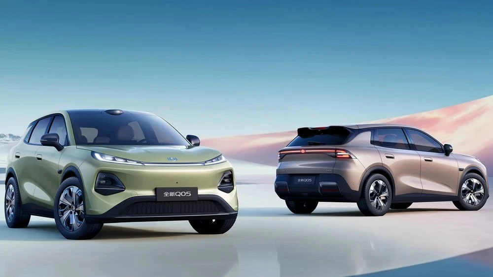 Китайский бренд впервые привёз в Париж конкурента Porsche Macan — и сразу с тремя экранами