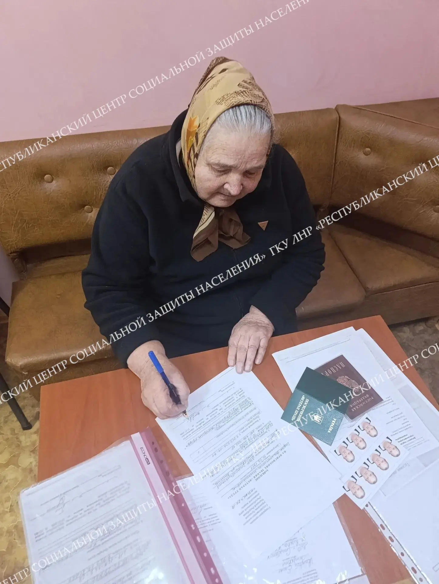 Специалисты филиала № 21 ГКУ ЛНР "РЦСЗН" по Старобельскому и Новоайдарсокму м.о. продол...