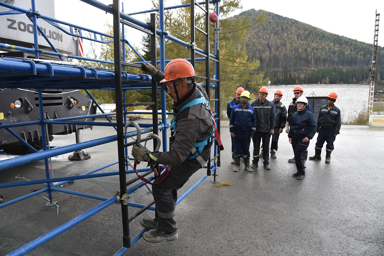 Безопасности учатся на практике
