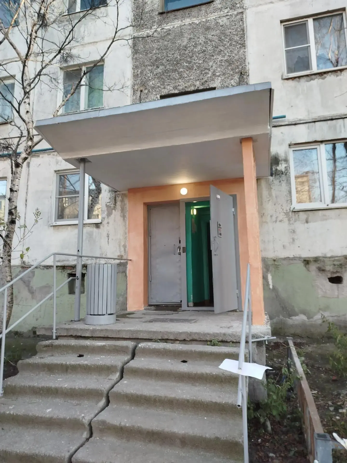💚На Невского 73 обновили входную группу.