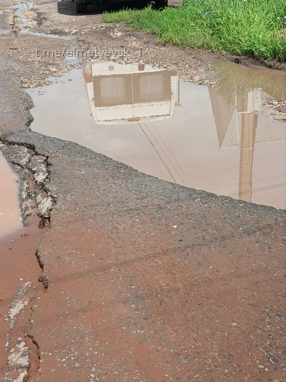 На Поселковой в Альметьевске — вода и ямы