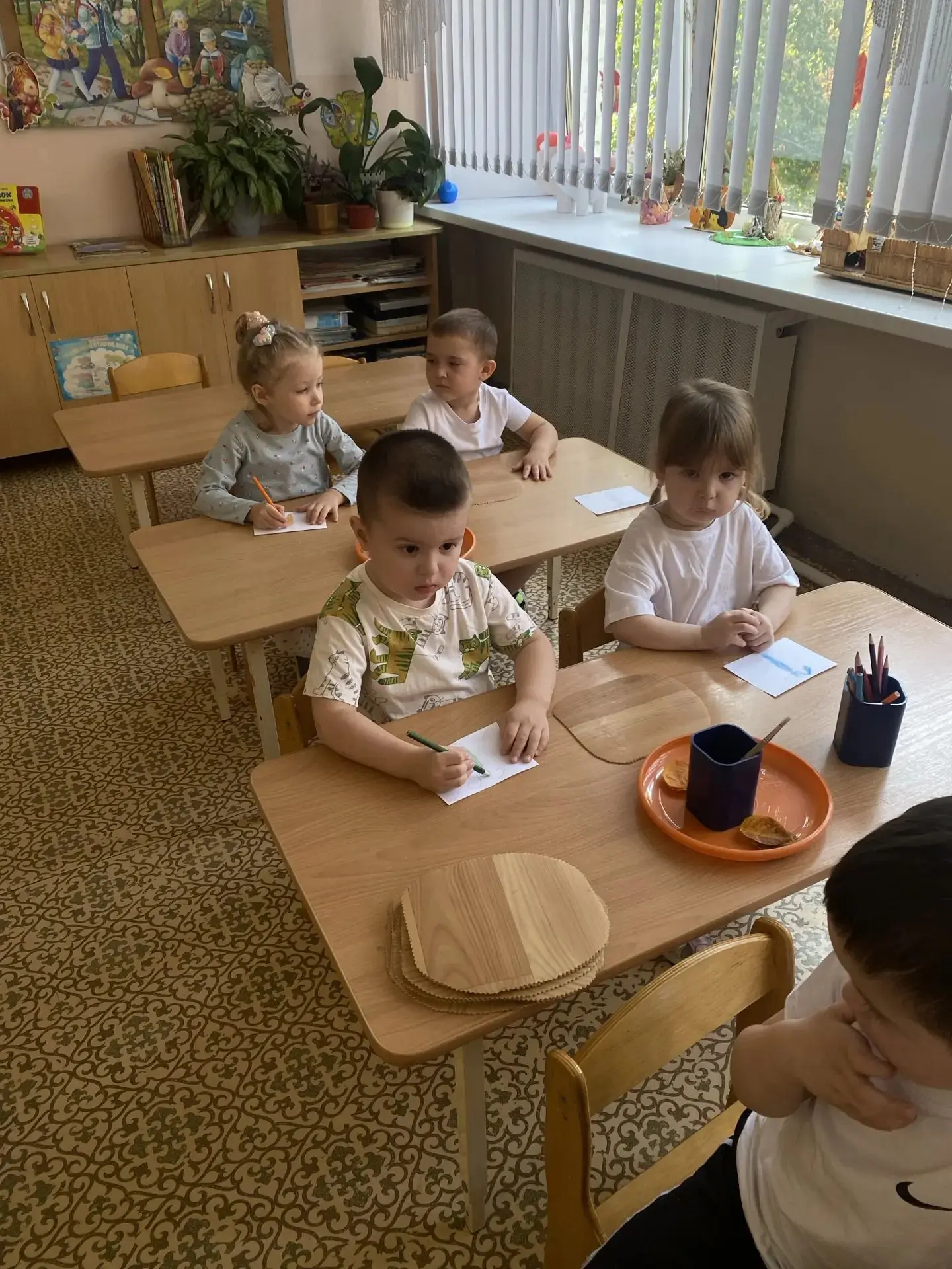 Дети младшей группы 5 продолжали работу по формированию навыков работы с природным мате...