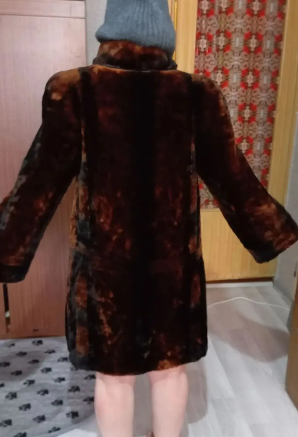 Продам натуральную шубу из мутона. Размер 50-54. За 14900. Возможен торг, примерка Тел ...