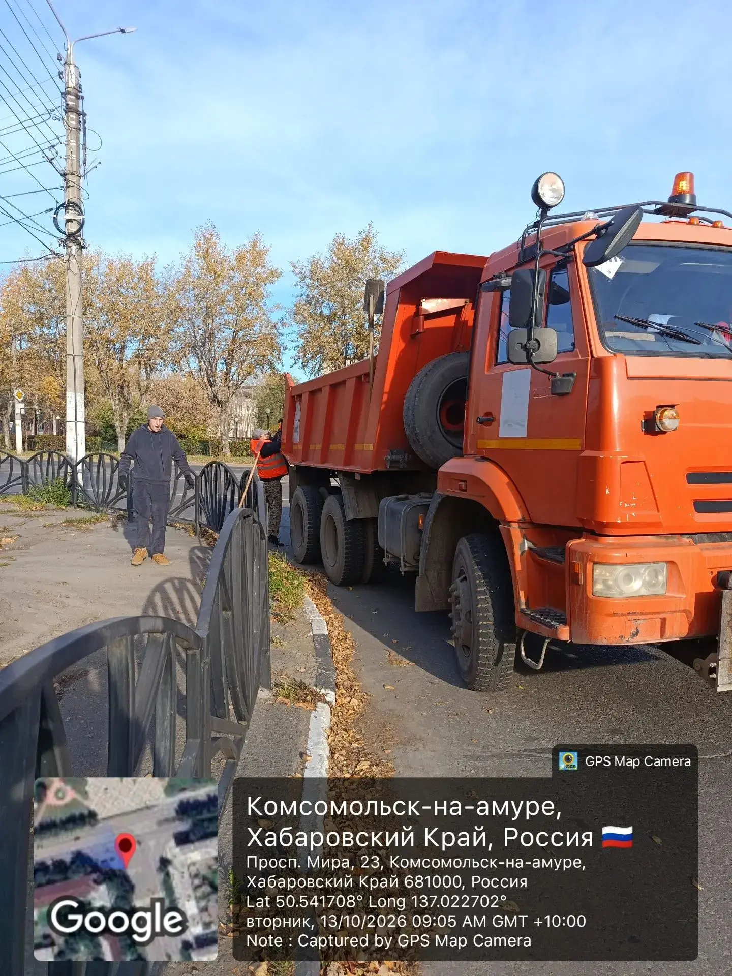 Сегодня в течение дня город от мусора убирали 12 единиц и 20 дорожных рабочих