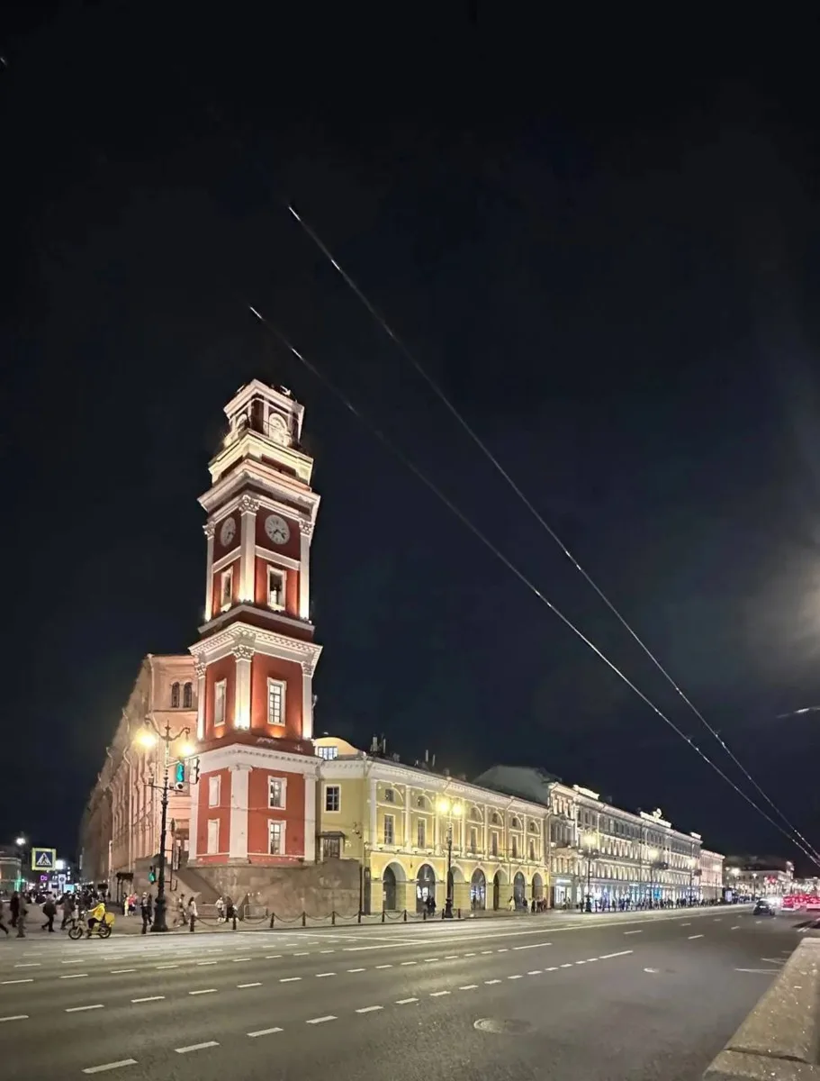 С Серебряных рядов у Думы на Невском сняли строительные леса