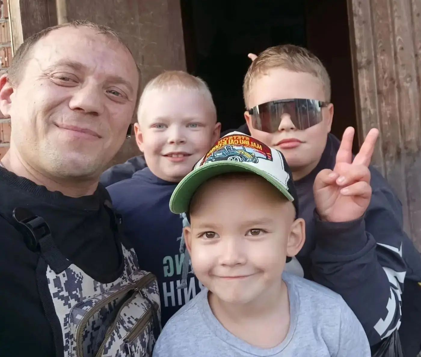 В нашей семье три богатыря: старшему одиннадцать, среднему семь, а младшему всего пять....