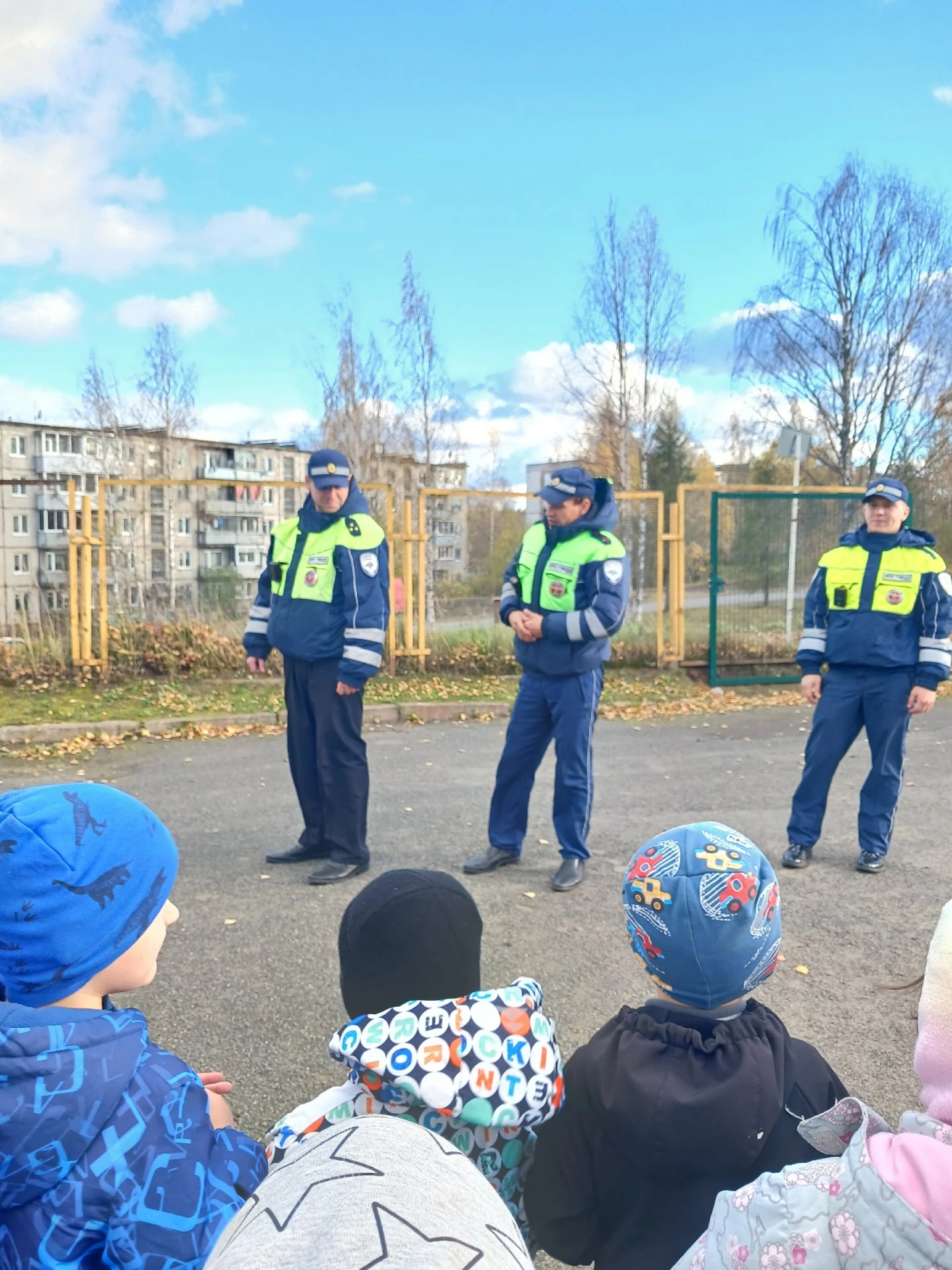 🚦 «Дорога без риска»: урок безопасности в детском саду «Солнышко»! 🚦