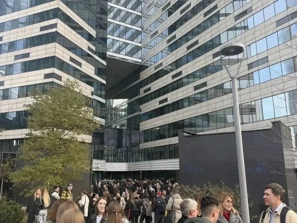 🤯Эвакуацию объявили в Москва-Сити (фото1), в башне «IQ-квартал» звучат сирены.