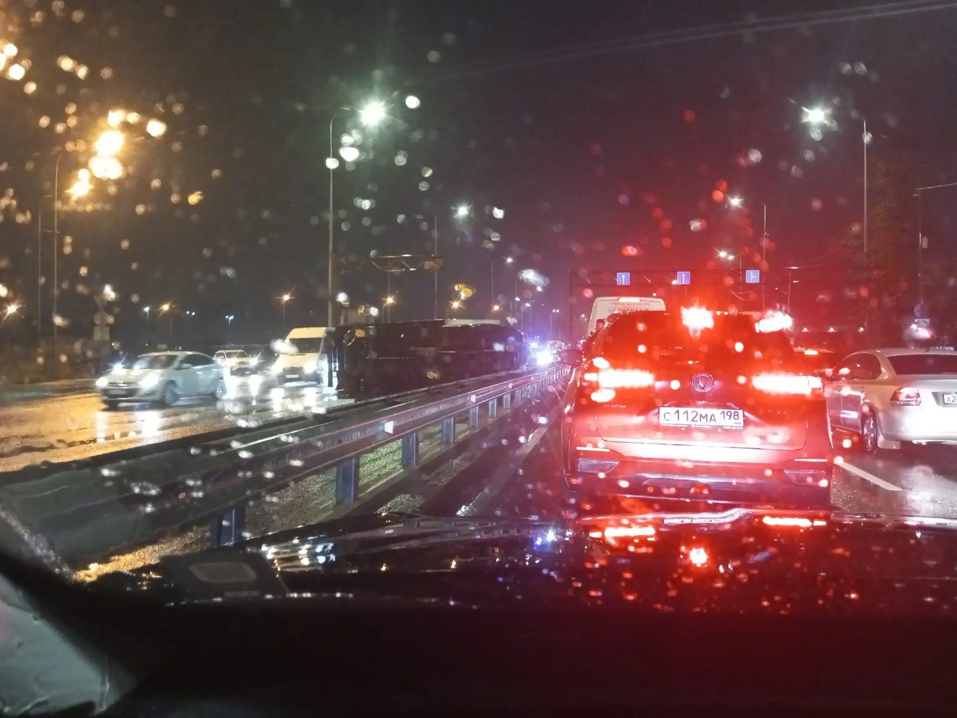 ДТП на Московском шоссе напротив "Ленты" в сторону СПб. Перевернутая Газель и в нее 2 л...