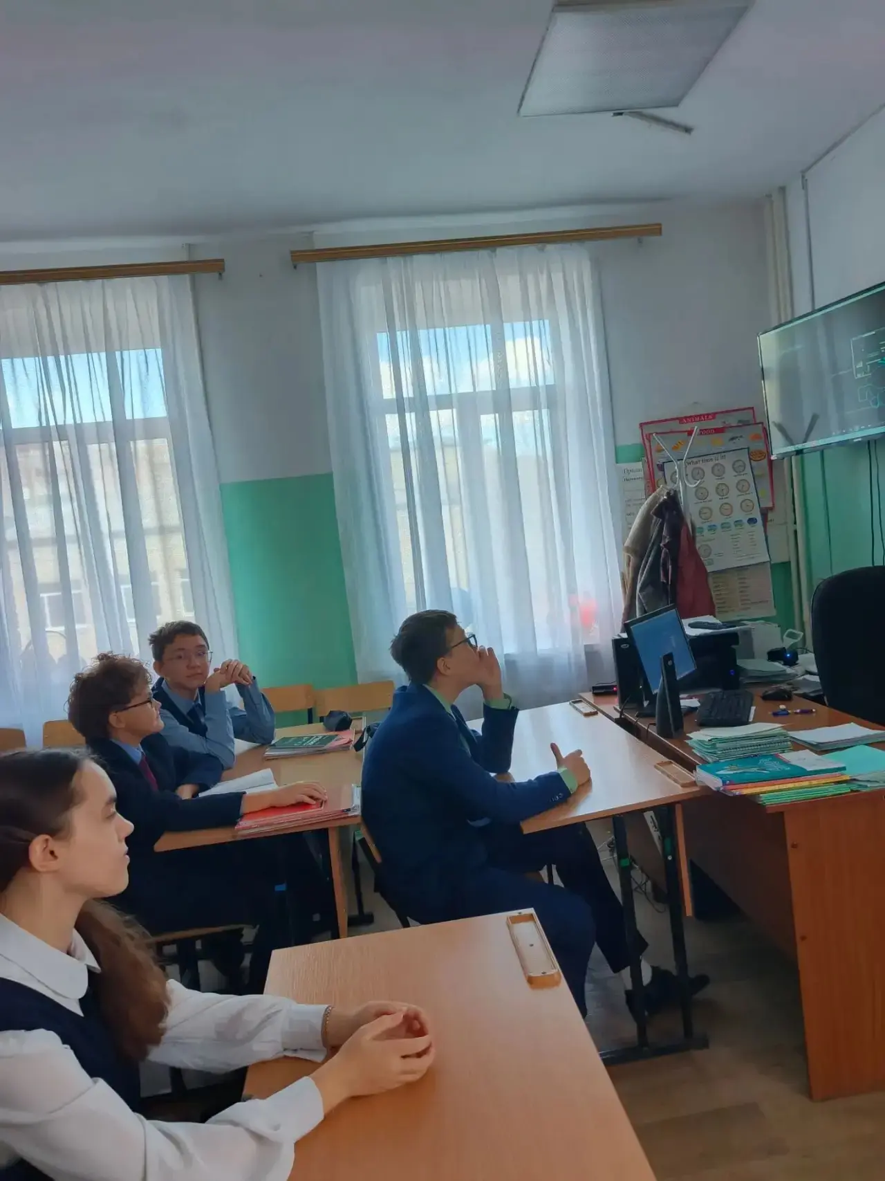 Сегодня для ребят 8 "В" класса МБОУ "СОШ № 19" прошёл информационный час  "Безопасность...