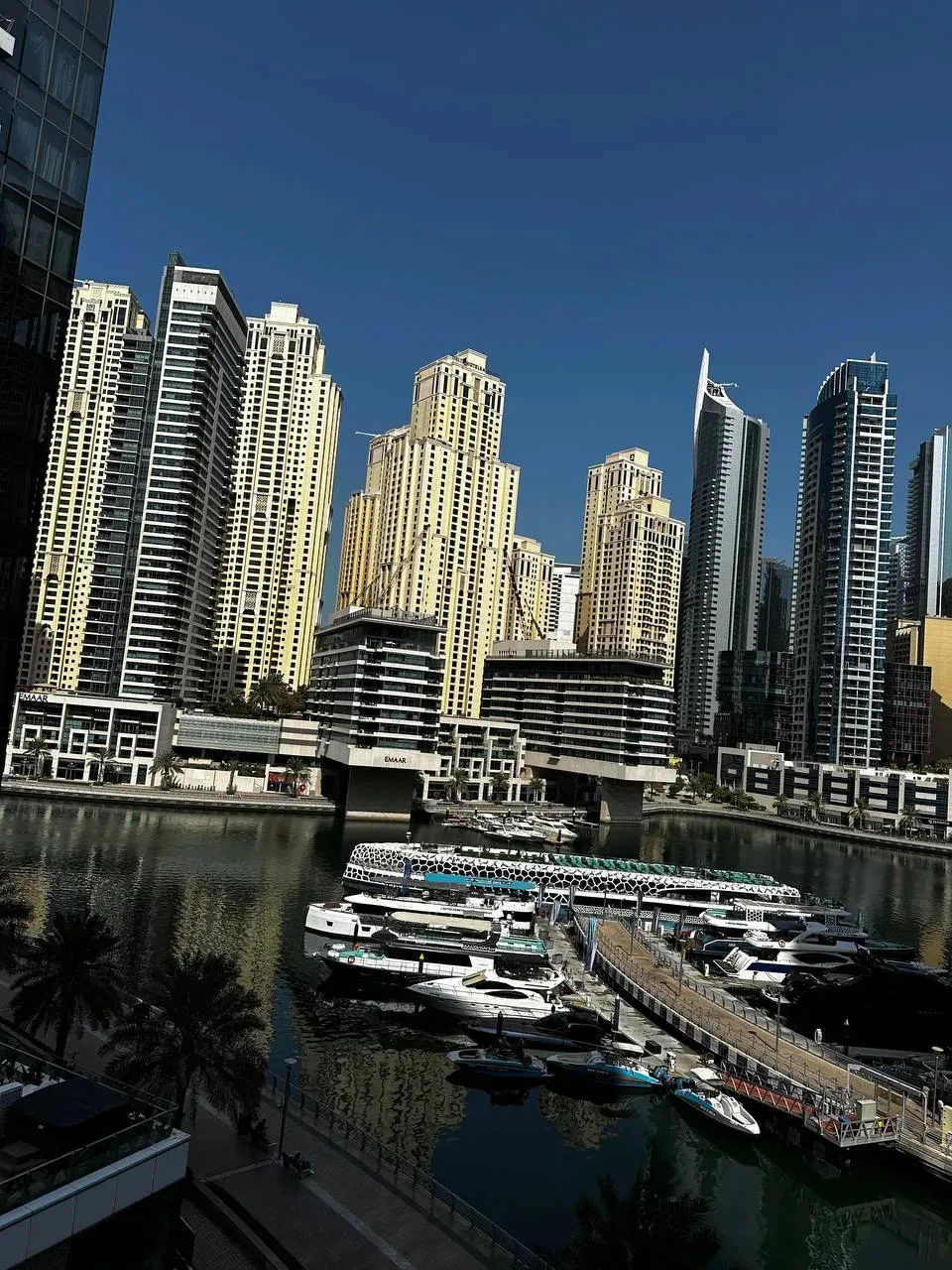 Dubai Marina — это место, где архитектура встречается с водой. Отражаясь в глади роскош...