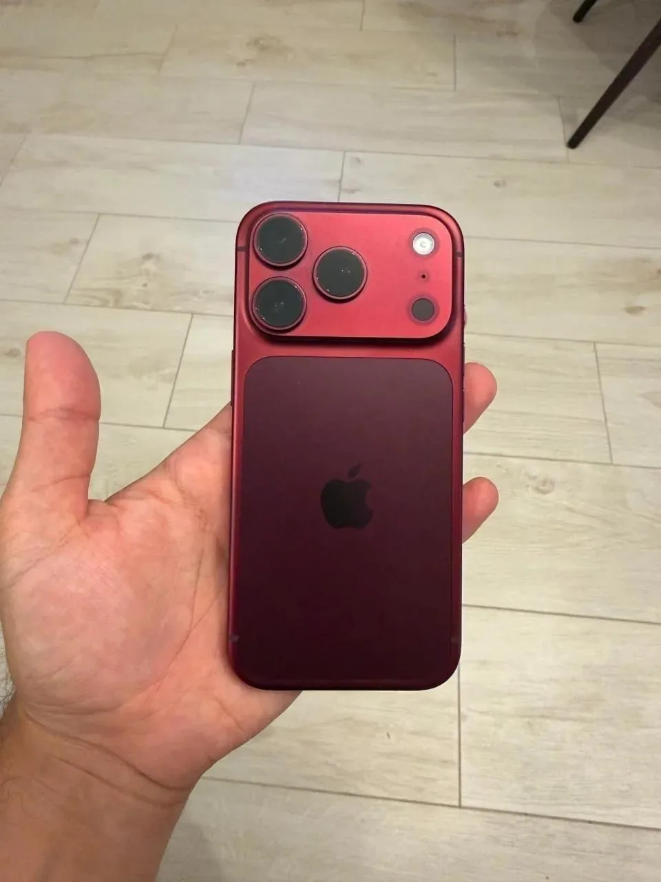 Бордовые iPhone 18 Pro выцветают через пару недель после начала использования.