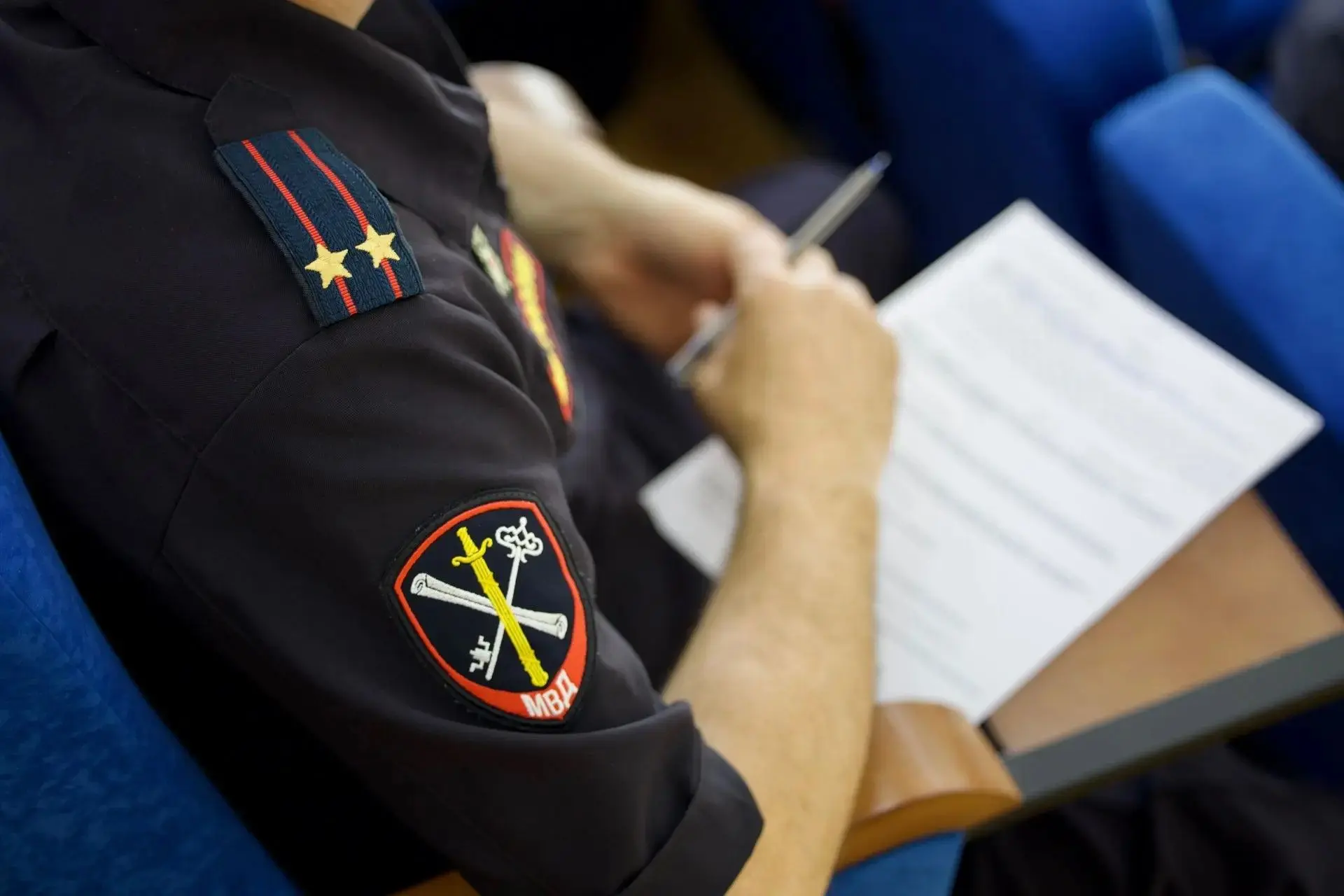 🚨 Полицейские поймали руководителя преступной группы, которая вымогала деньги у предпр...