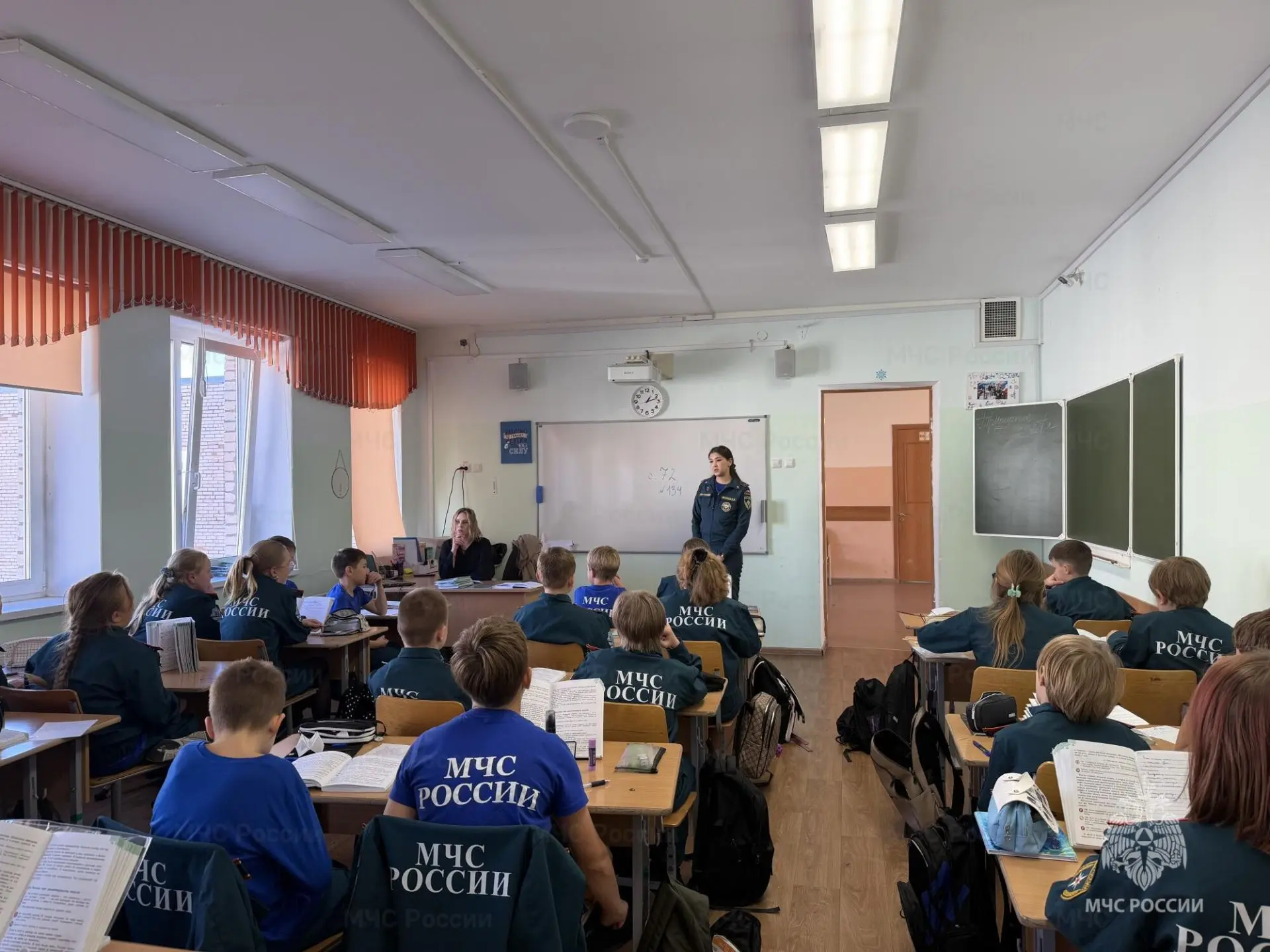 🛑Специалисты #МЧС_Петербурга рассказали детям о гражданской обороне