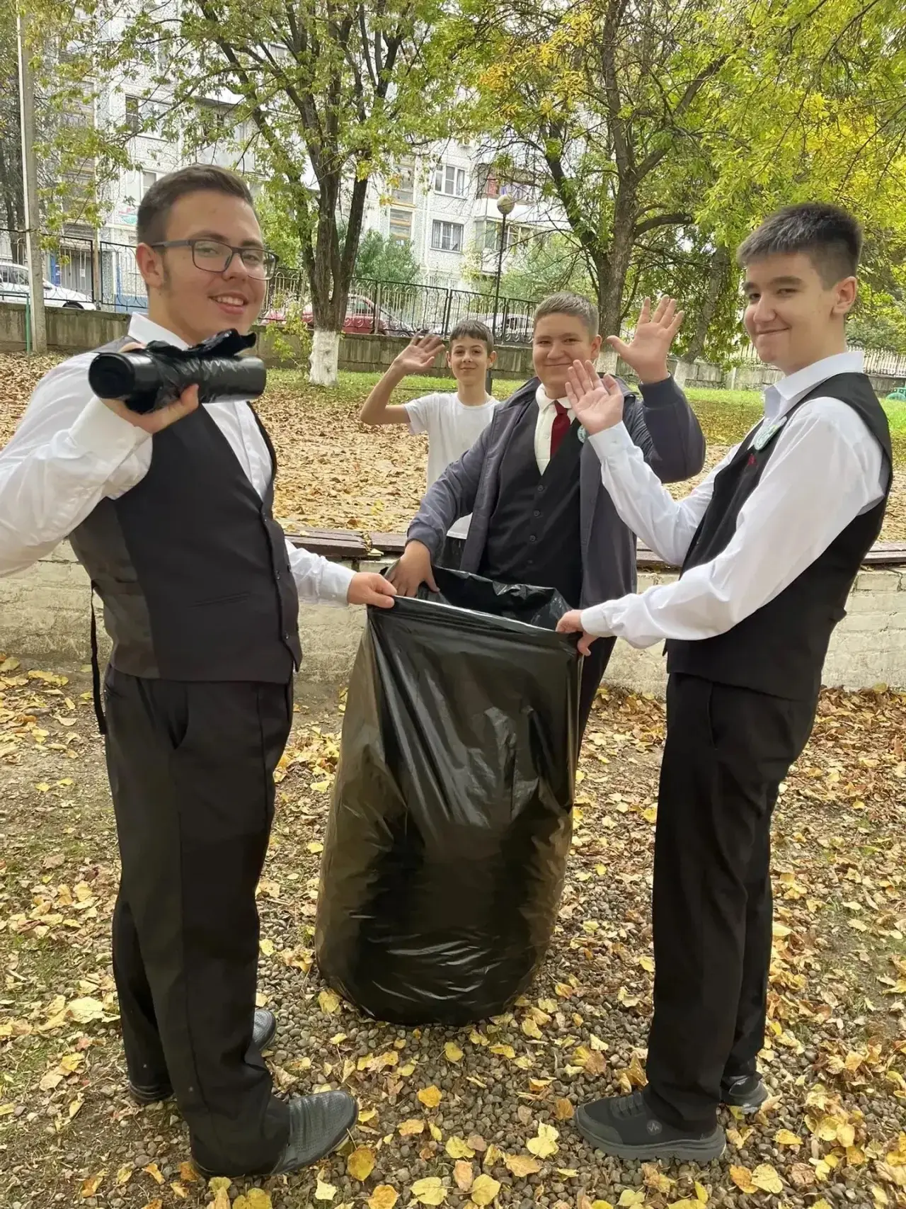 🍂 Осенняя уборка: когда вместе — всё по плечу! 🍁13 октября ученики 8 «Г» класса вышли...