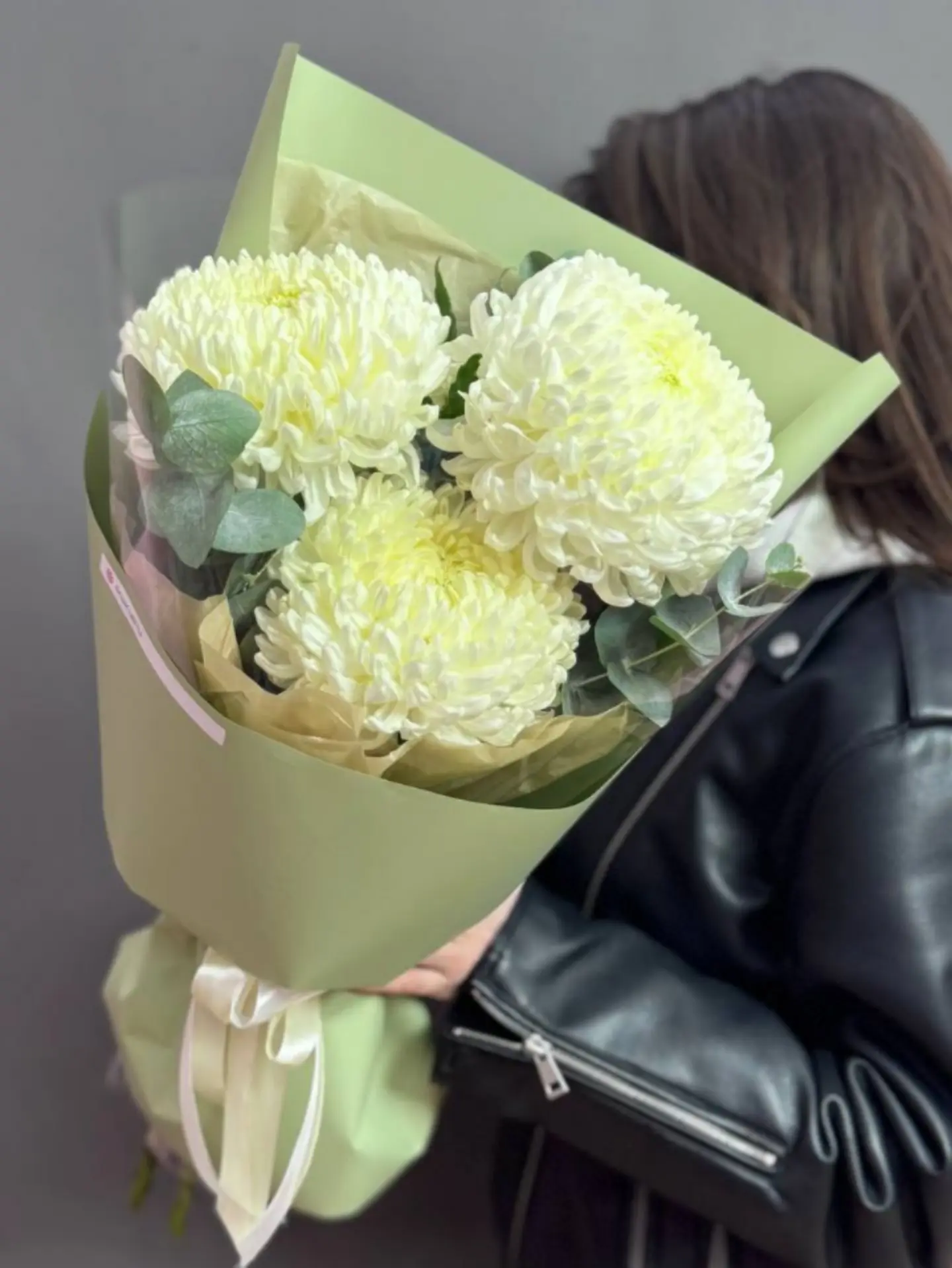🧁Дуо-букет из белых сезонных хризантем сорта "Фред" и веточек эвкалипта
