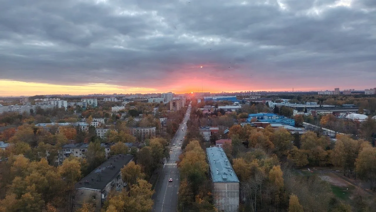 Проспект уходит в закат. Осень.