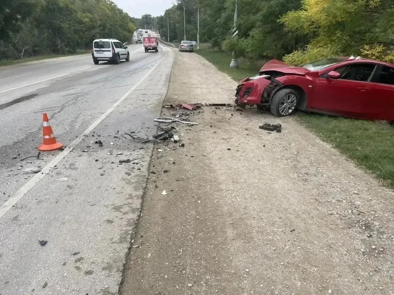 На трассе Симферополь — Севастополь столкнулись Mazda и Skoda. По данным полиции, водит...