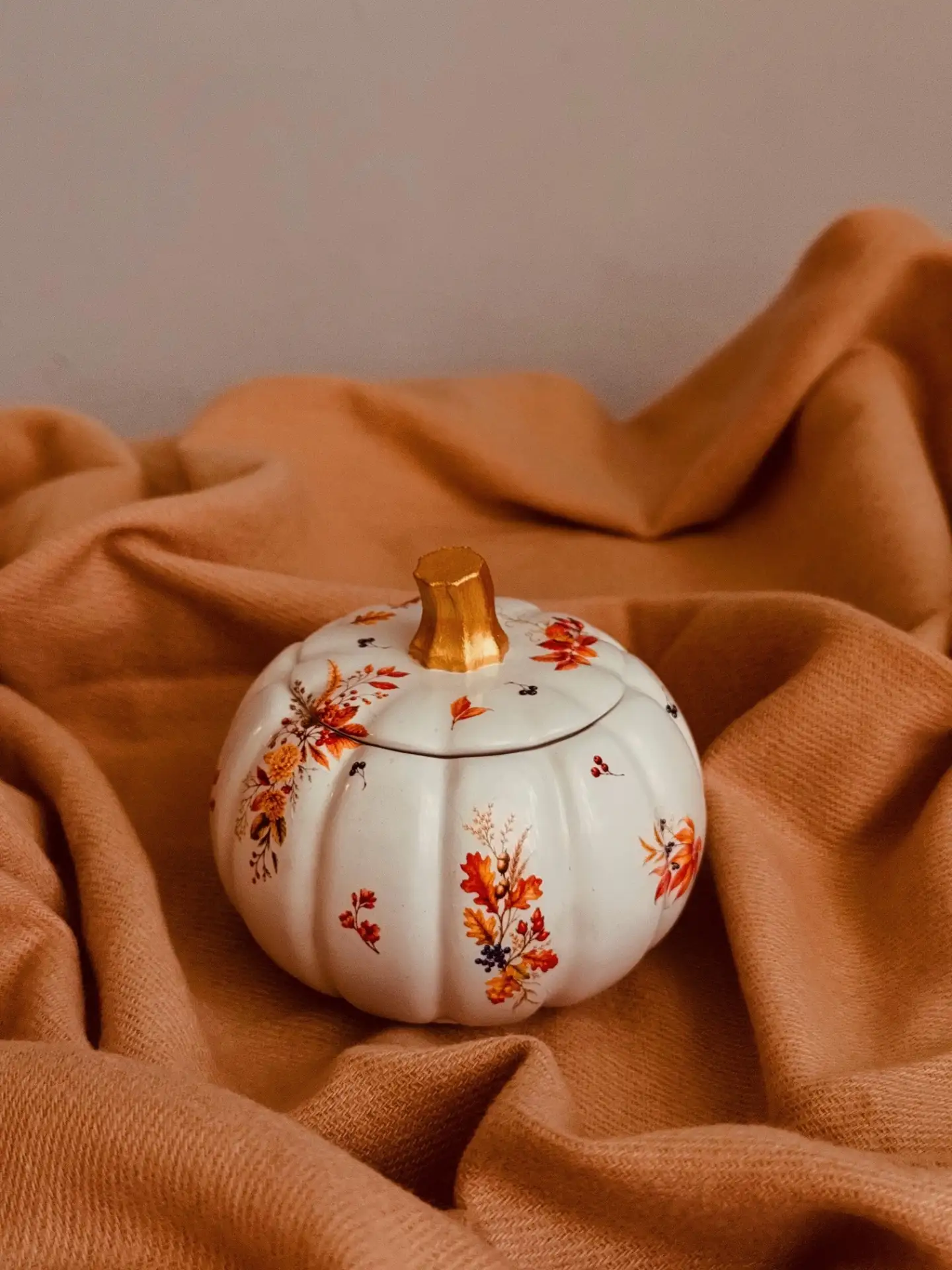 Всем здравствуйте😊 хочу поделиться своей осенней работой🍁 свеча в гипсовом кашпо «Тык...
