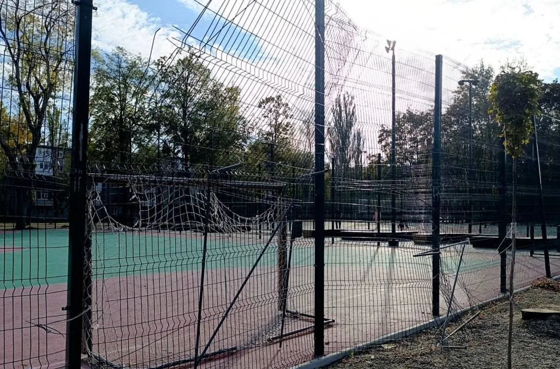 Вандалы разгромили футбольное полев парке "Гулливер" в Донецке.
