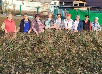 В будни и выходные волонтёры клуба «Маскита» помогают нашим бойцам: плетут сети, собира...