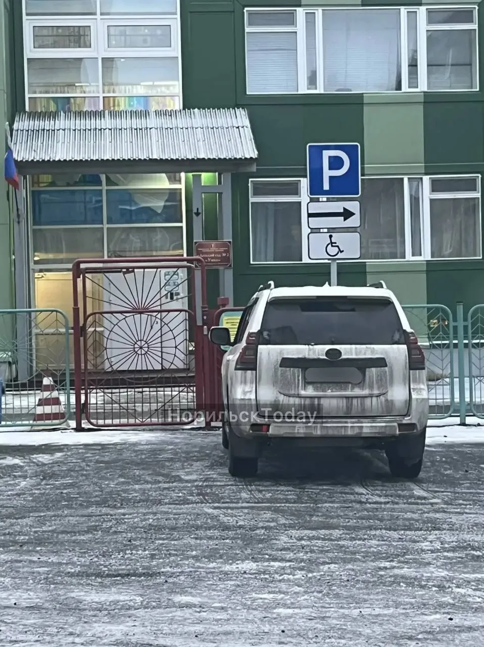 «Нормально так вставать и бросать машину? Занял место инвалида, и не пройти людям норма...