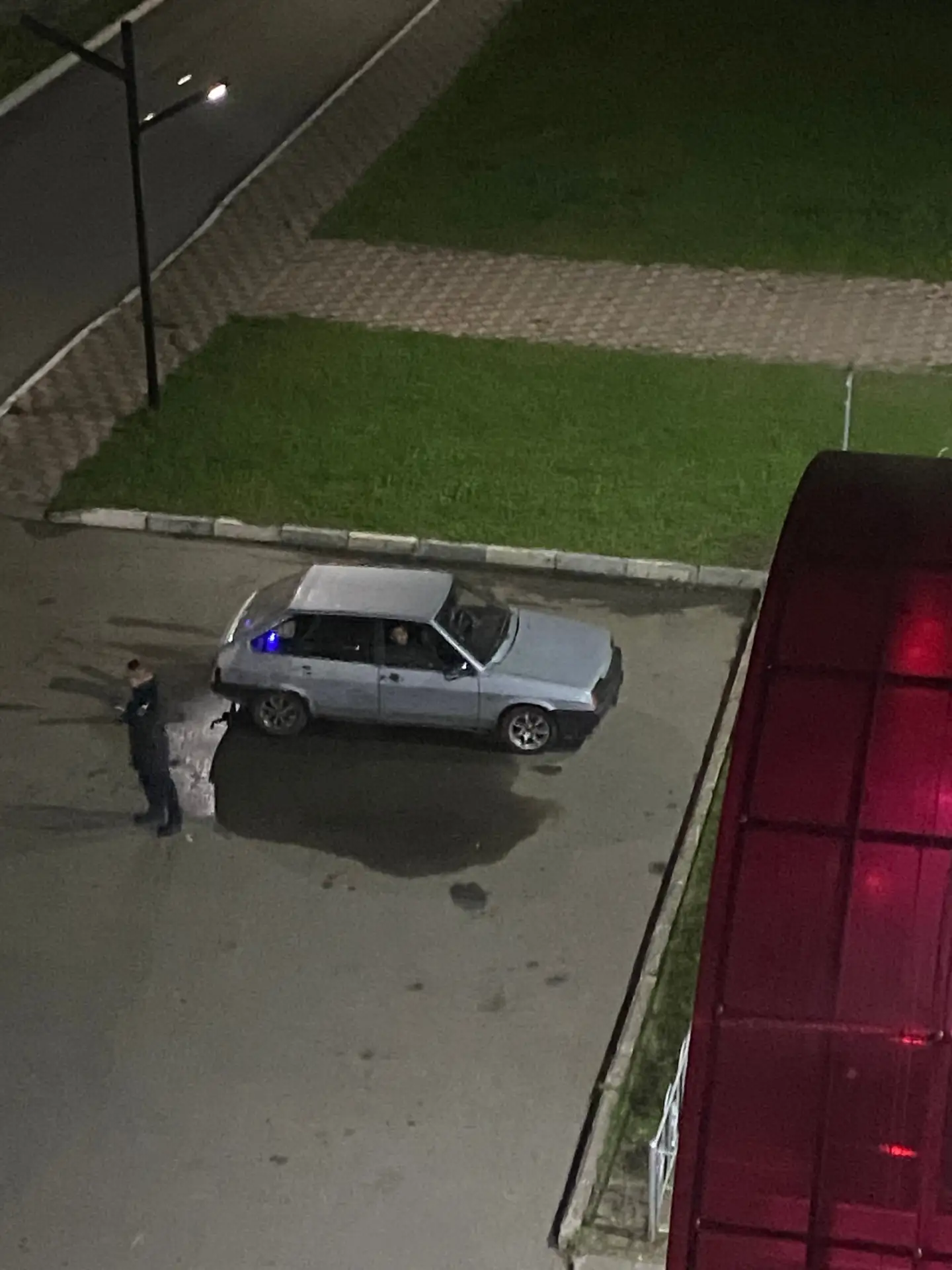 Понравится Пацан в бежевых штанах, стоял с мужиком разговаривал. Мы тебе кричали, ты не...