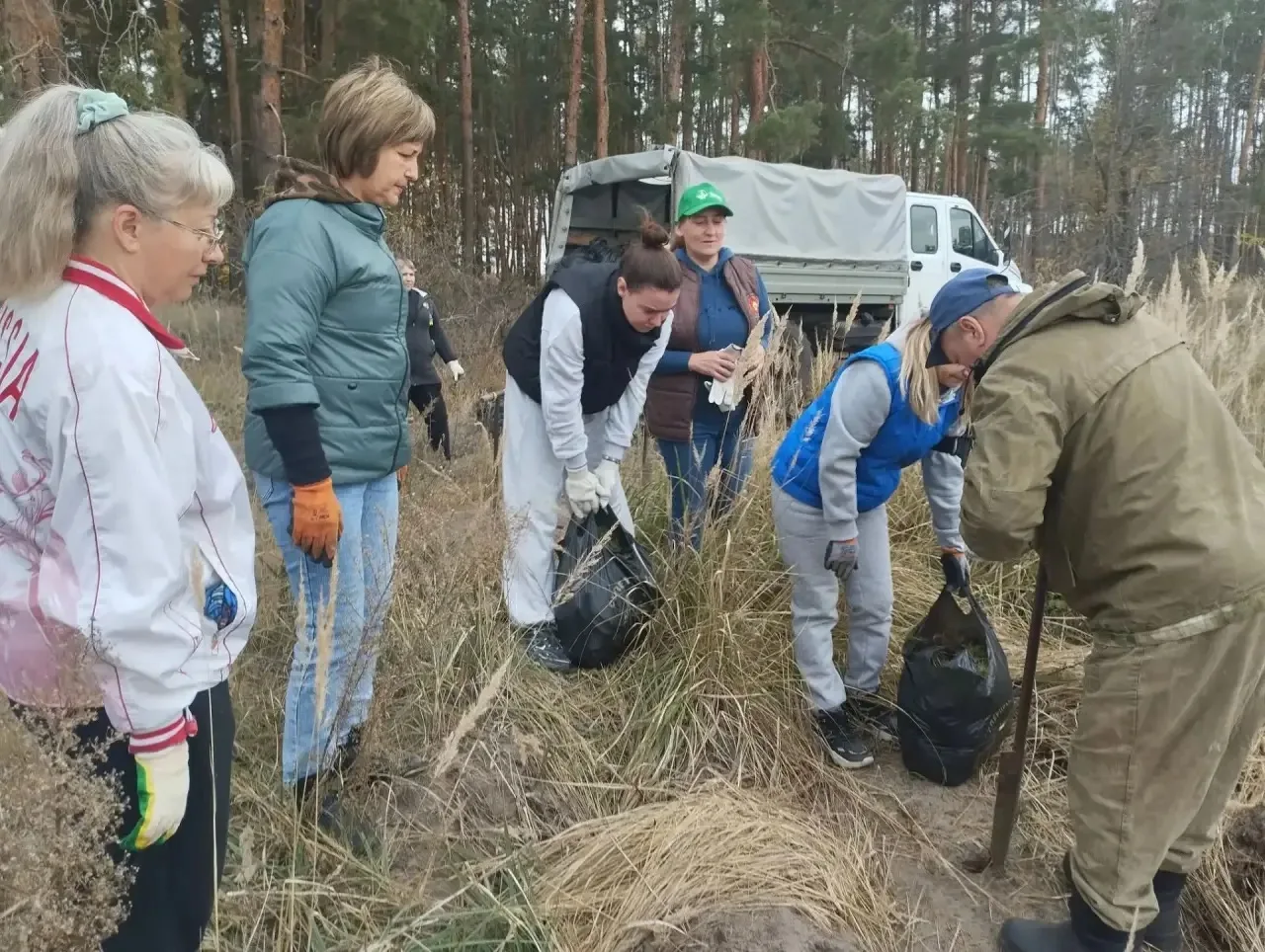 Жители села Третьяки приняли участие в посадке молодых сосен вместе с лесничеством на о...