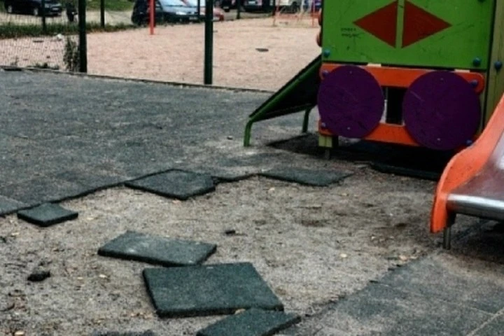 💥 В Питкяранте вандалы испортили детскую площадку