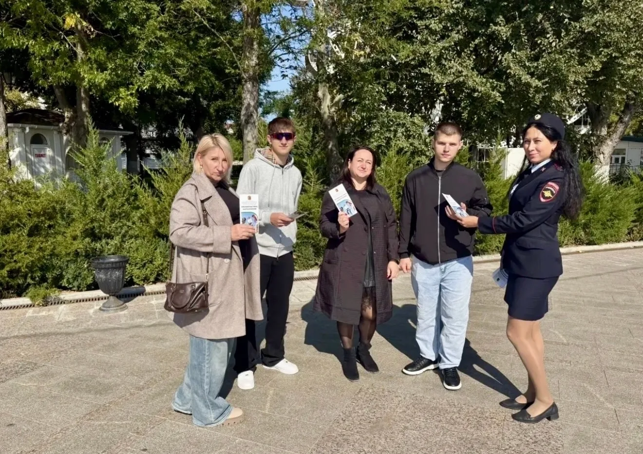 ❗️В Евпатории полицейские провели антинаркотические беседы с жителями и гостями города.