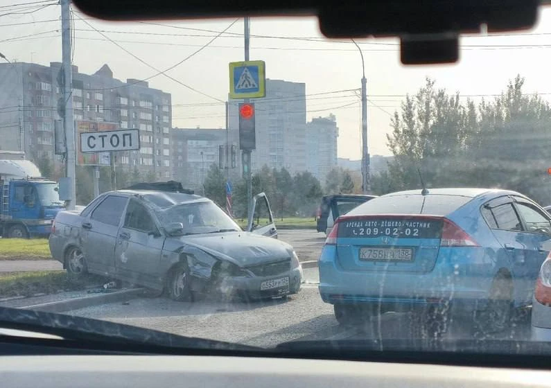 Из-за ДТП на перекрёстке 9 Мая — Авиаторов собралась серьёзная пробка