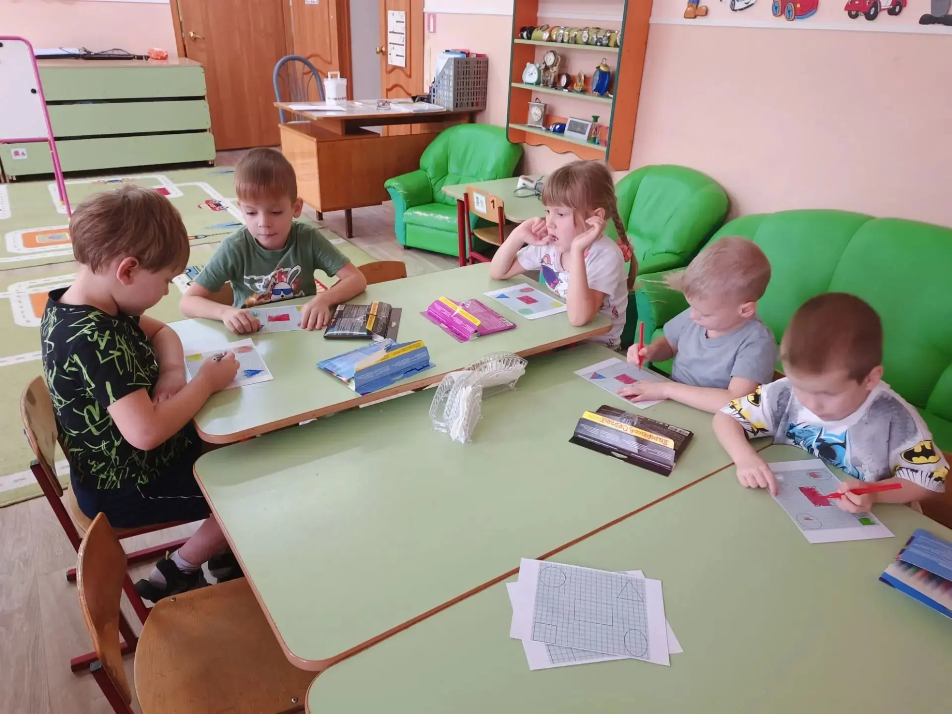 📐 В старшей группе прошло занятие по ФЭМП. Считали, сравнивали, искали геометрические ...