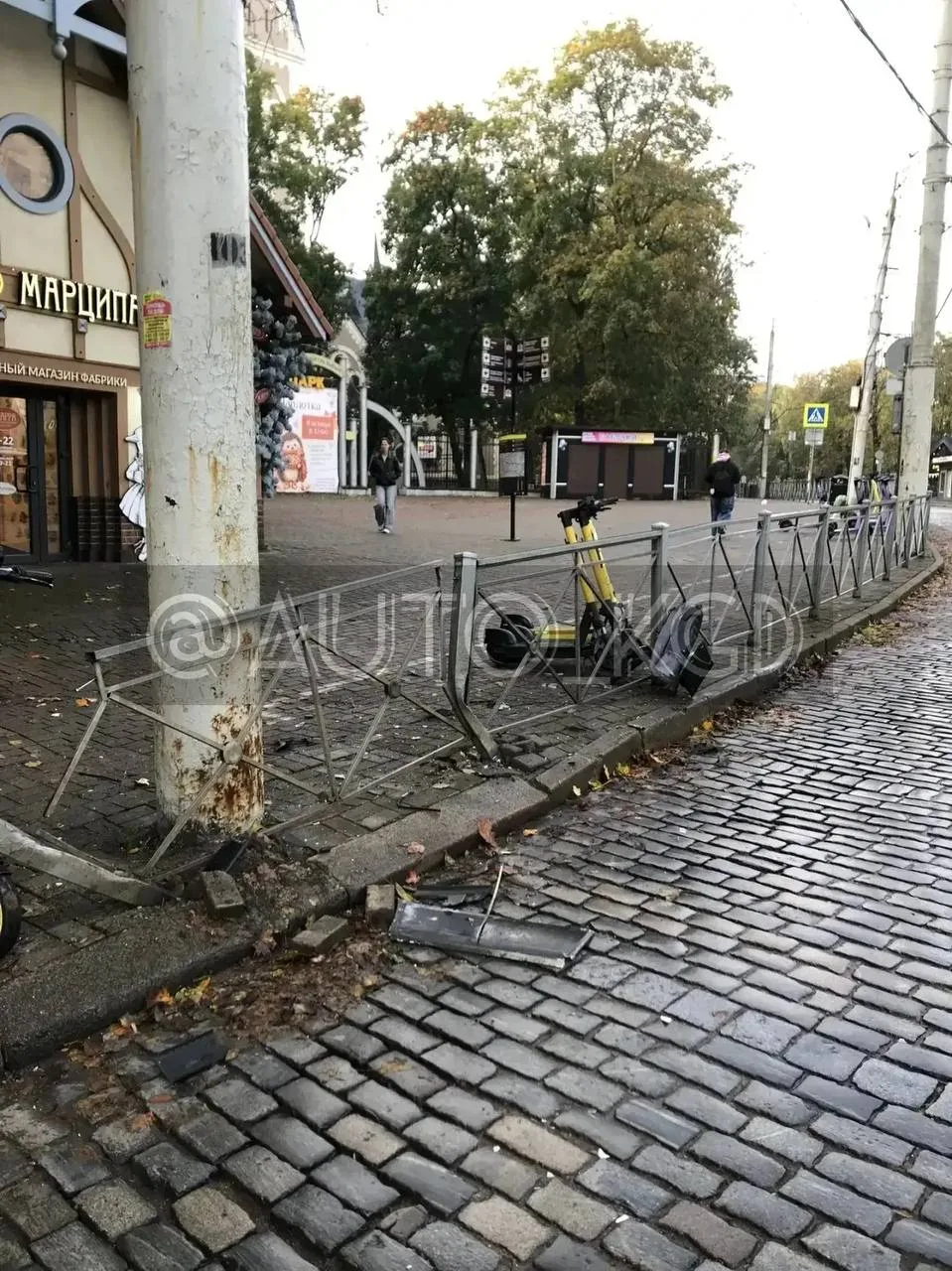 А вот и фото и видео с места ДТП на Мира. По словам очевидцев водила мерса вселился в с...