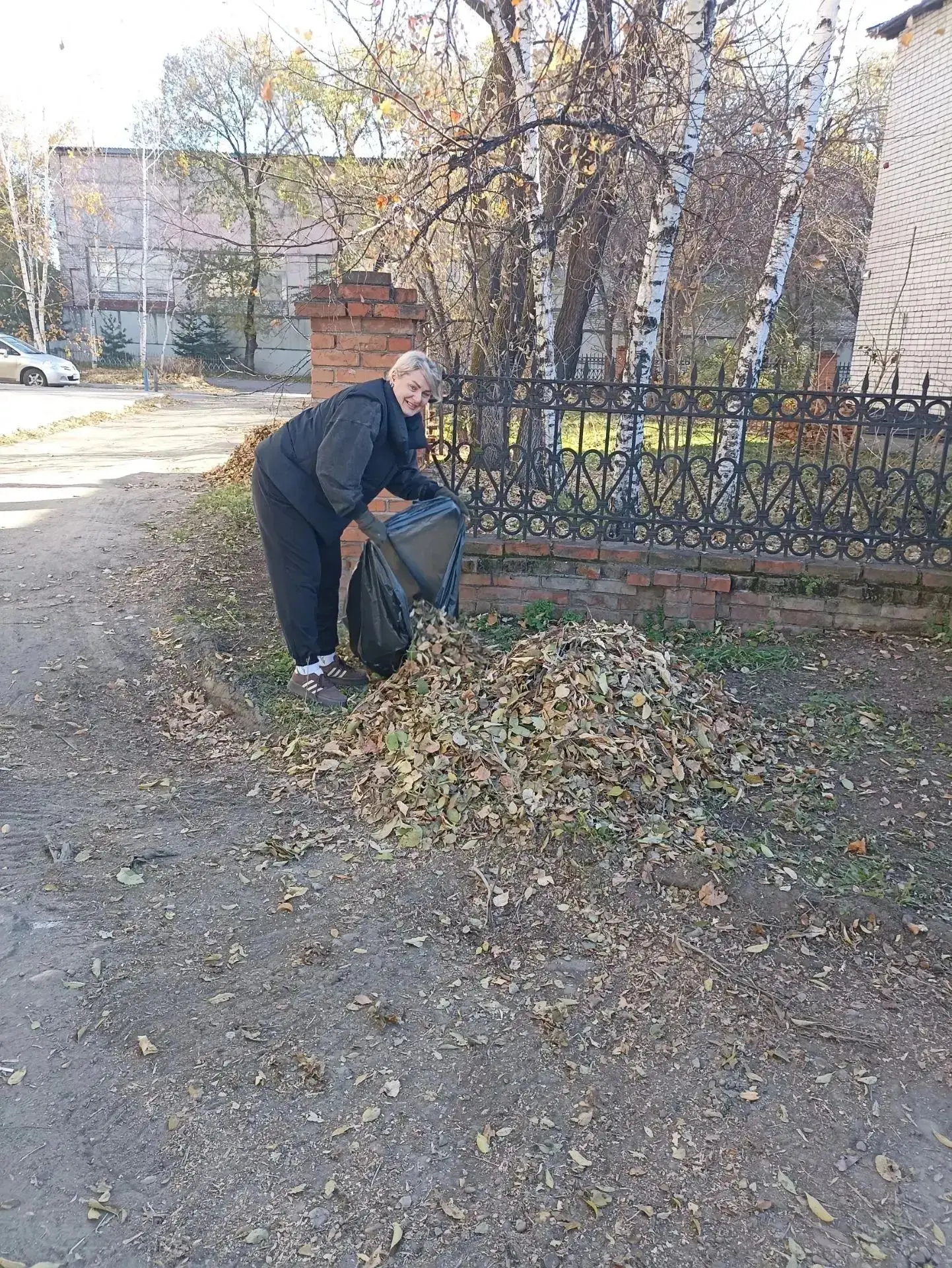 Чистота на участке — это не только про порядок, но и про воспитание: когда взрослые пок...