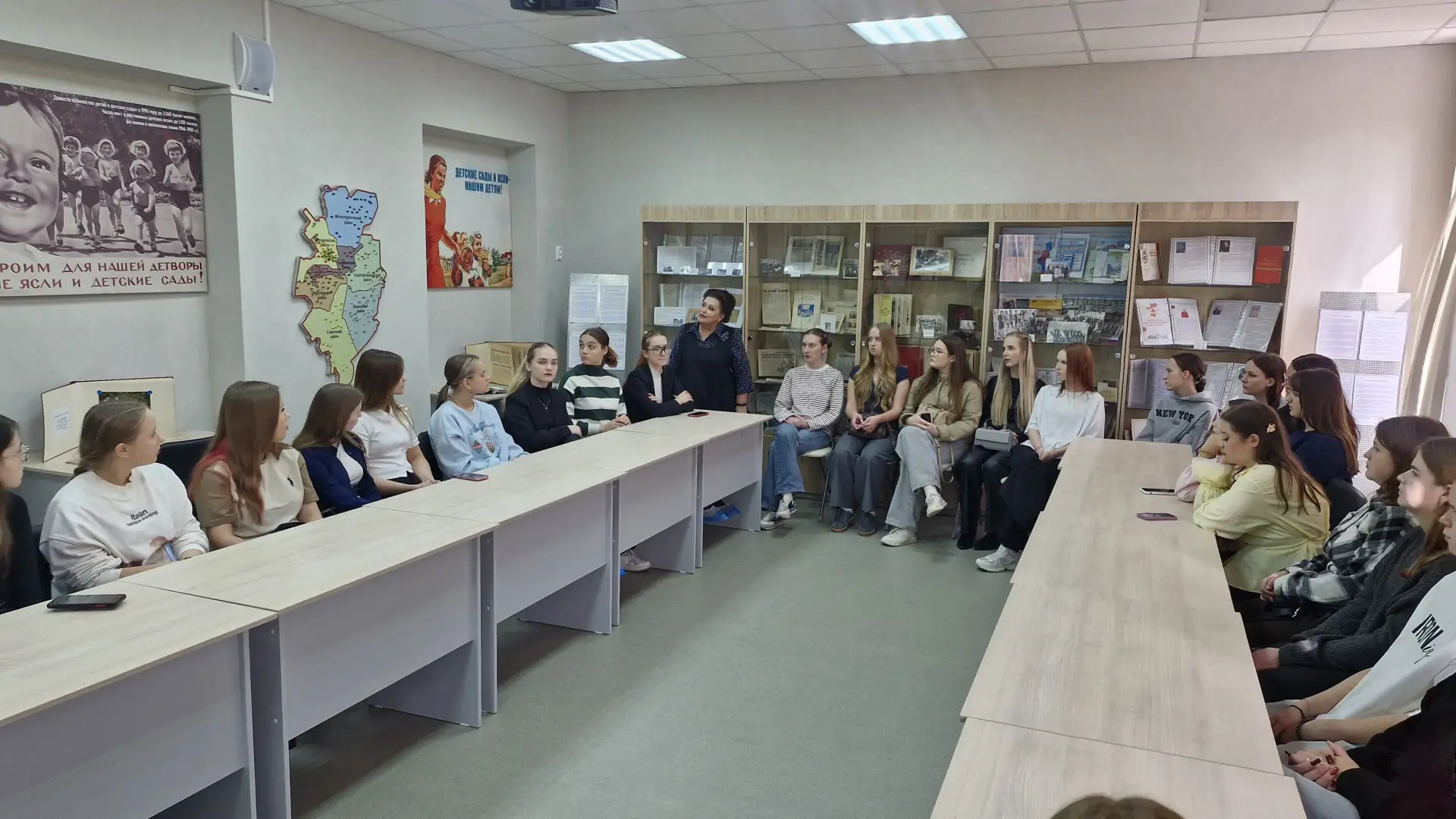 Студенты колледжа ЮУрГГПУ в экспозиции музея "Дошкольное образование г. Челябинска"