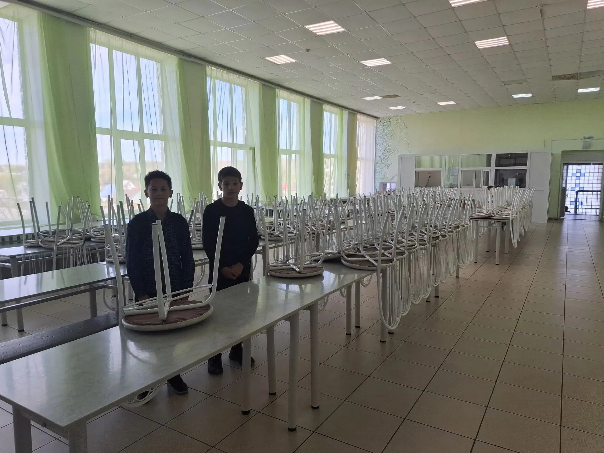 5Б Первое дежурство по школе!
