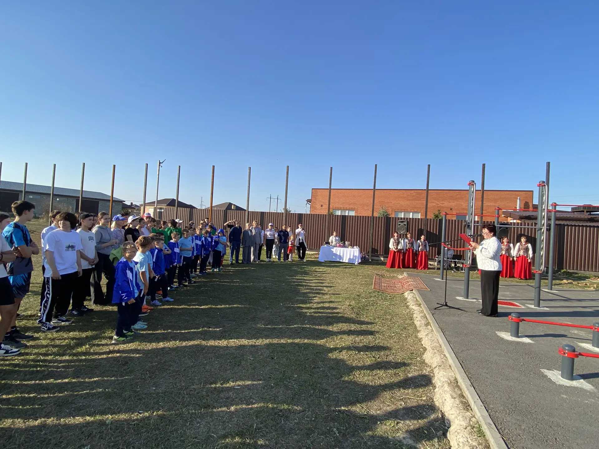 🏆 Вот и настал этот день — на стадионе торжественно открыли новую спортивную площадку ...