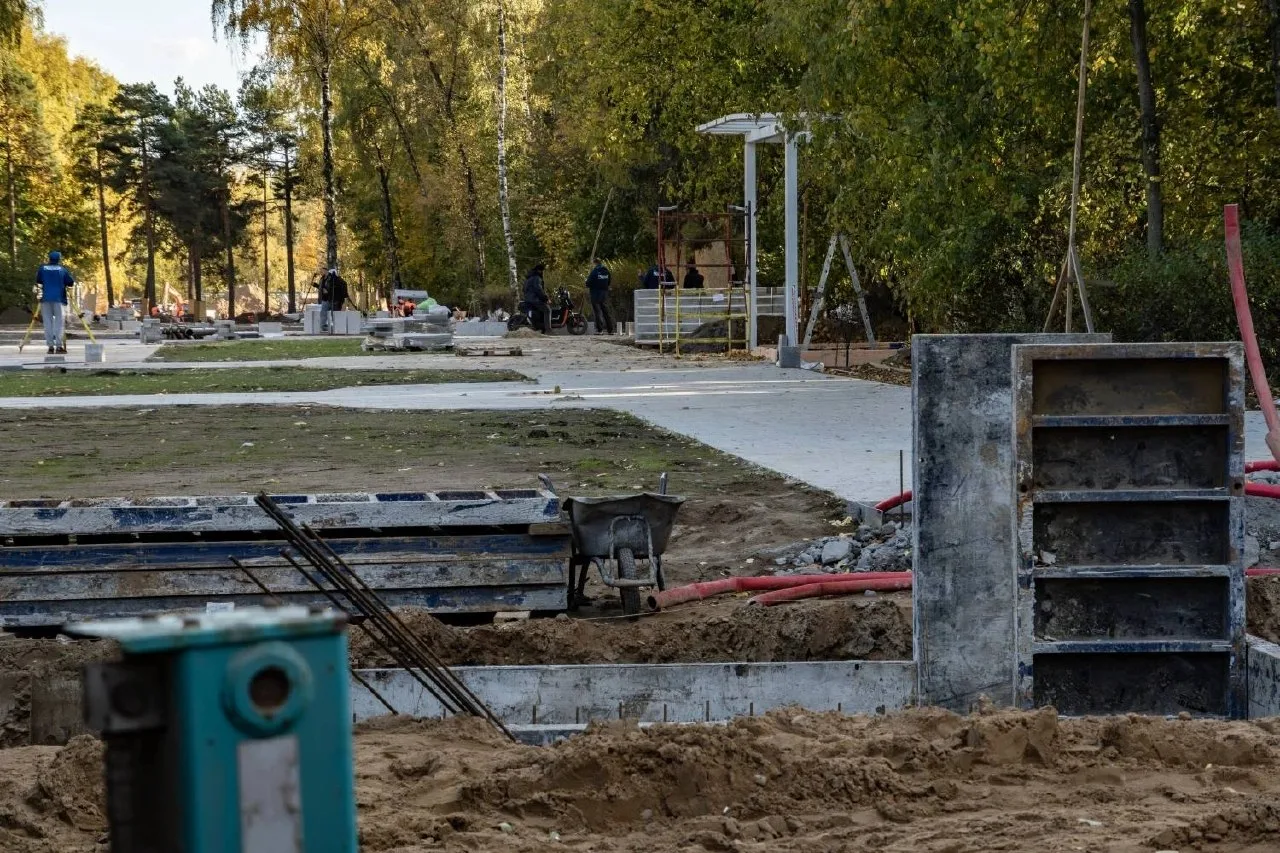 Реконструкция парка продолжается. Вот что сейчас происходит на центральной аллее 👀
