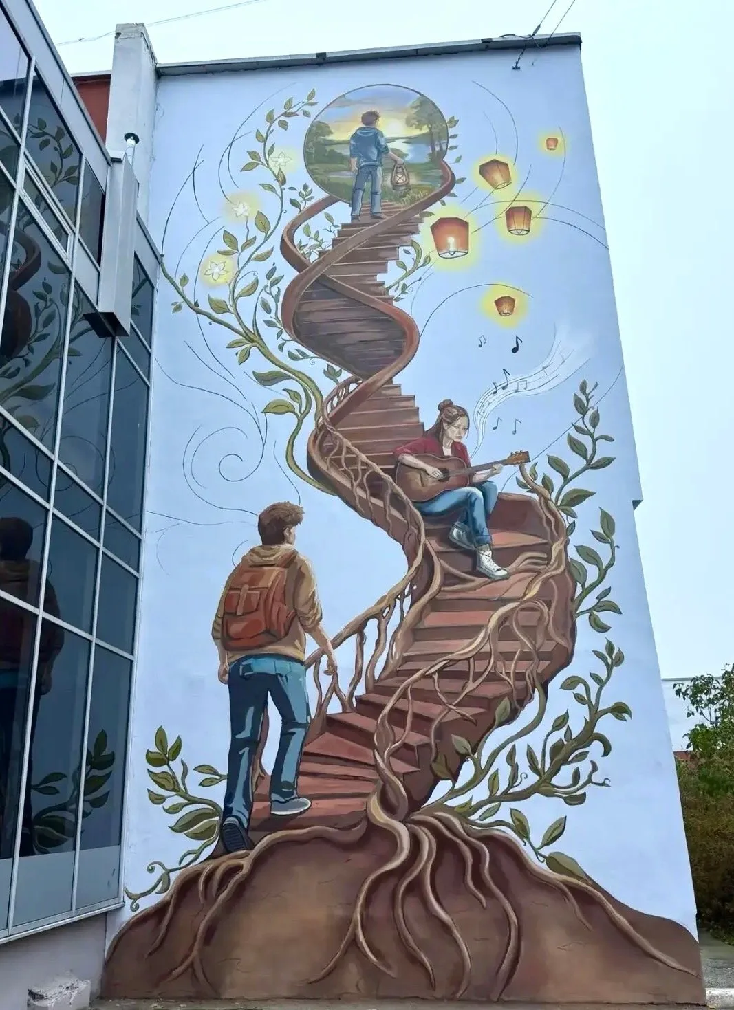 🎨 На стене Рязанского дворца молодёжи появился мурал «Лестница»