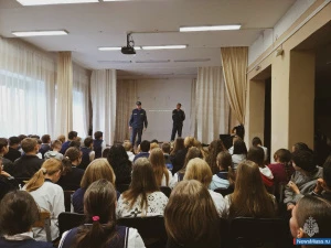 Пожарные Миасса напомнили школьникам о безопасности