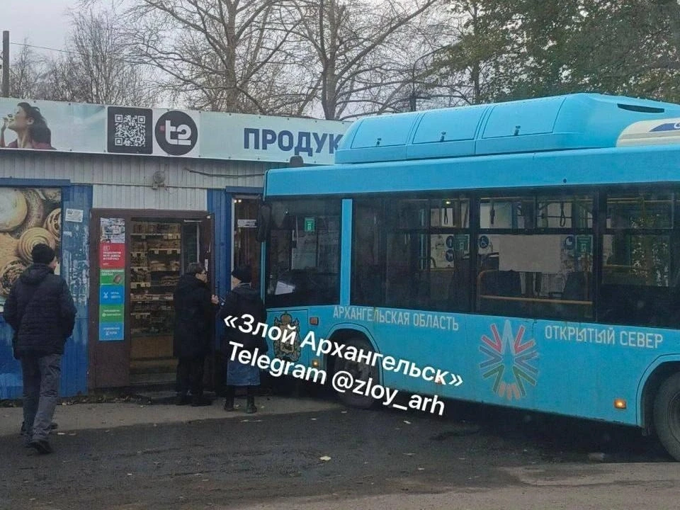 🚌 Автобус врезался в торговый павильон в Архангельске